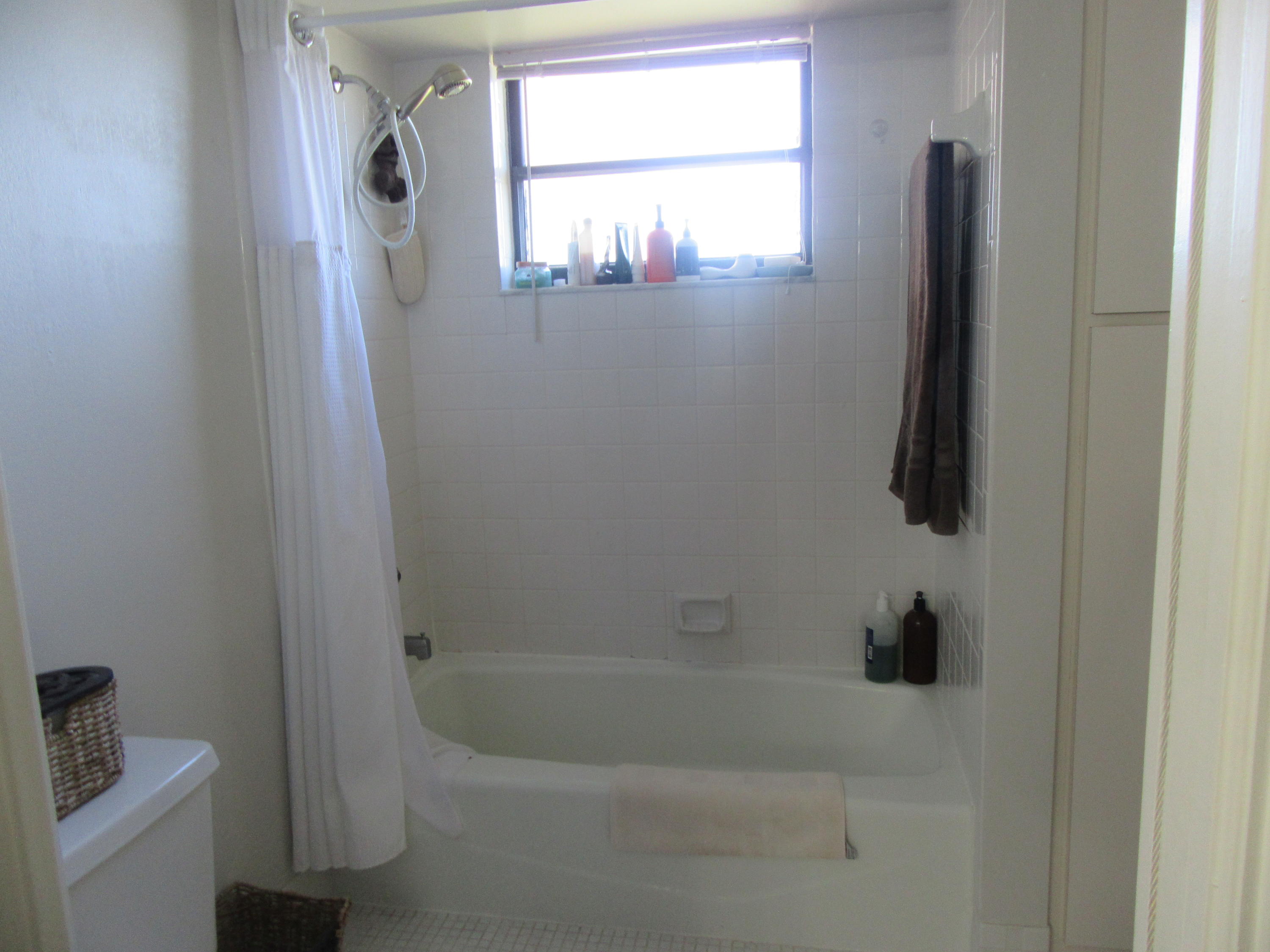 374 Golfview Road, Unit 406 North Palm Beach, FL 33408 - Photo 12 of 16 Master,tub shower