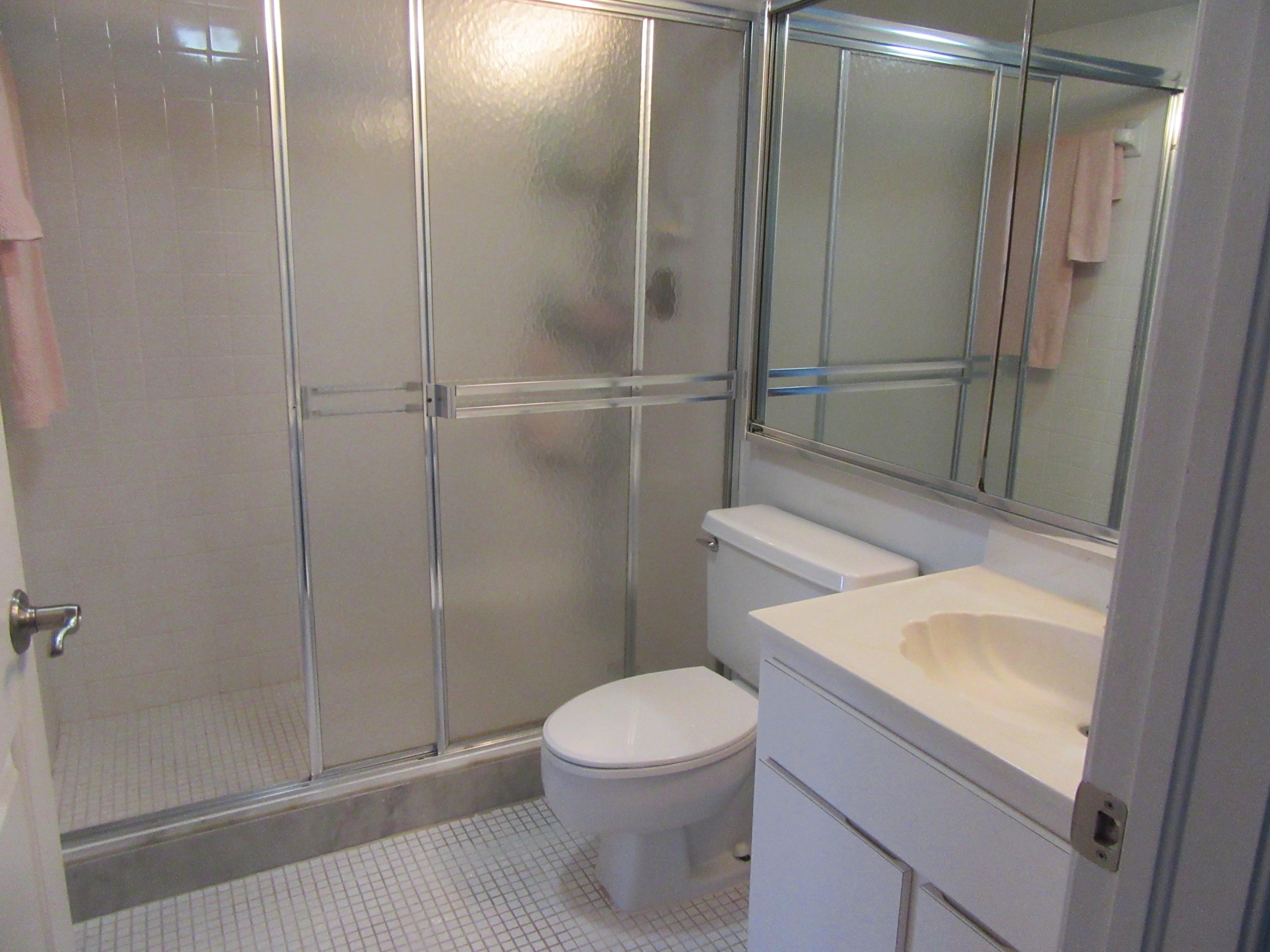 374 Golfview Road, Unit 406 North Palm Beach, FL 33408 - Photo 14 of 16 Guest bathroom
