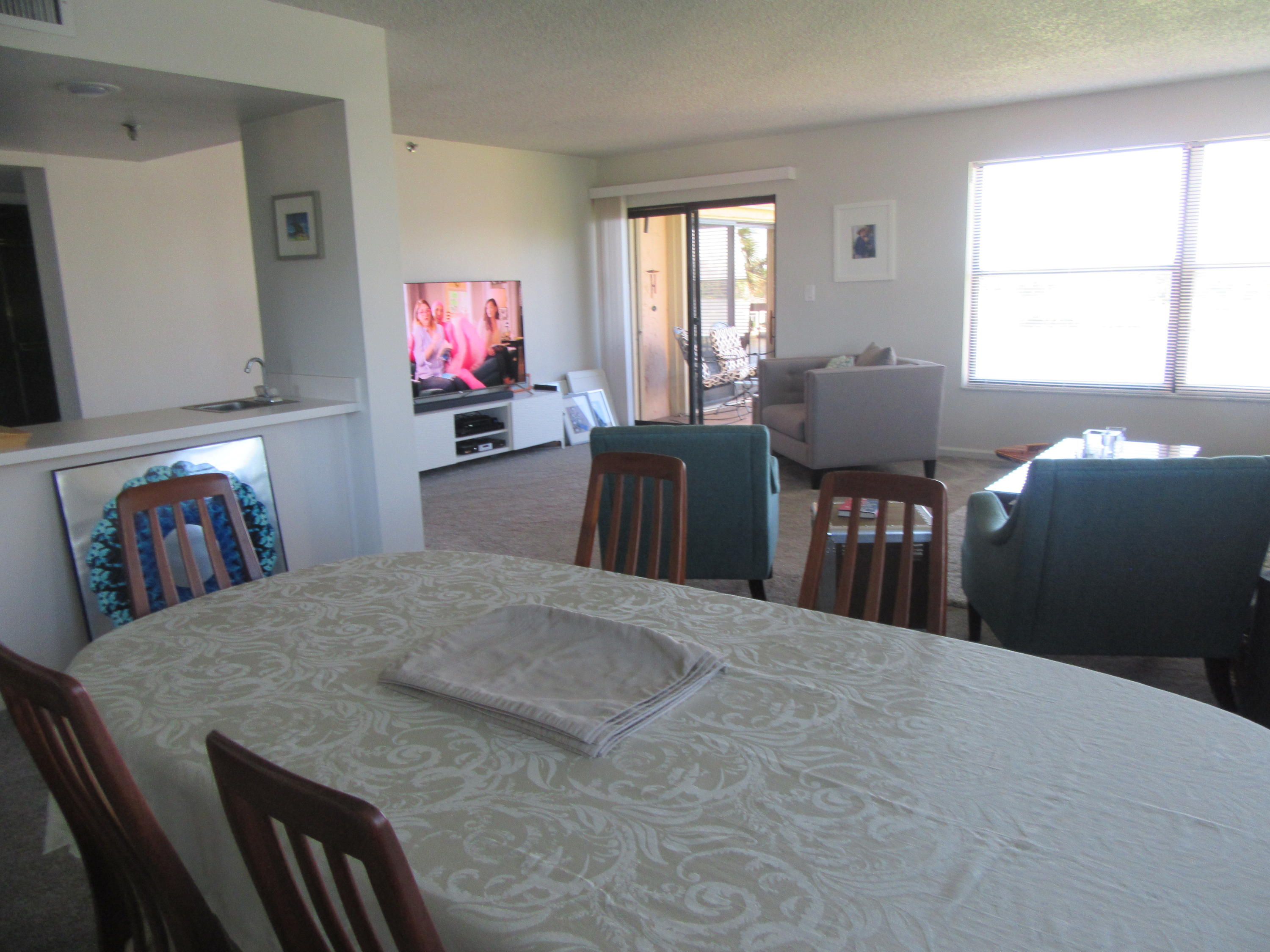 374 Golfview Road, Unit 406 North Palm Beach, FL 33408 - Photo 4 of 16 Living/dining area