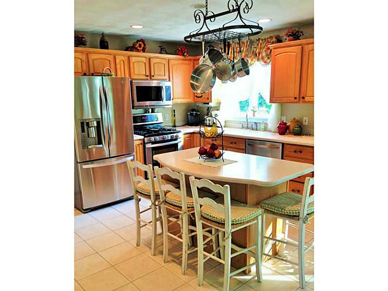 8 Peveril Road Cranston, RI 02921 - Photo 6 of 19 Kitchen.