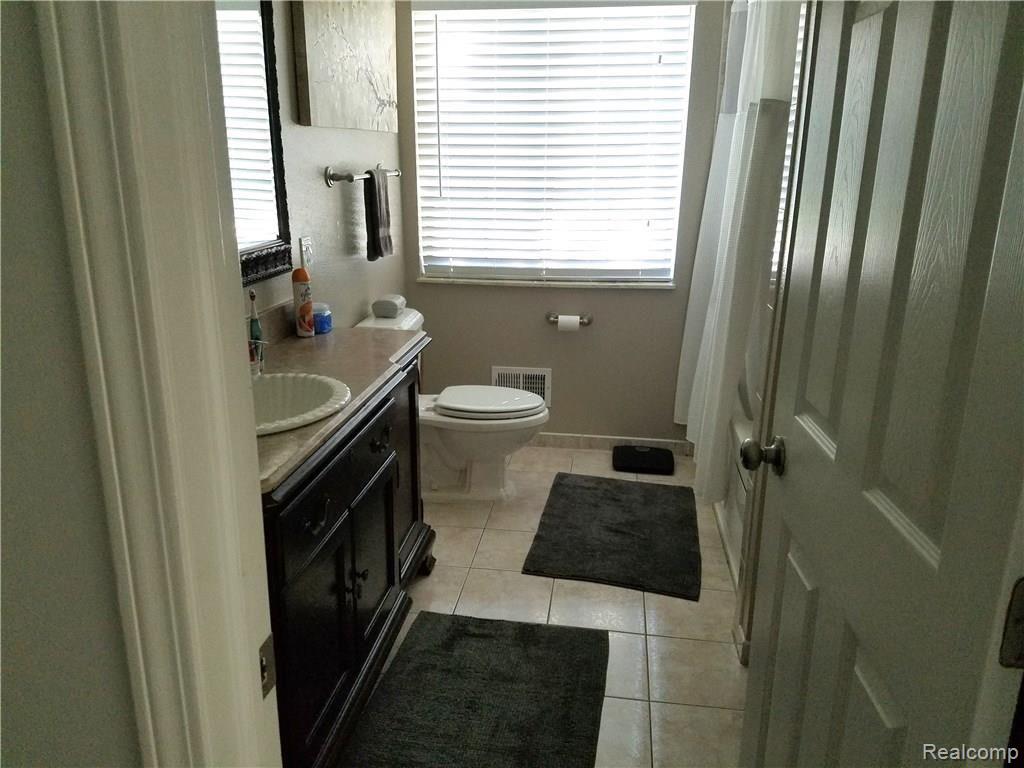 6182 Clarkston Road Clarkston, MI 48346 - Photo 10 of 20 master bath.jpg