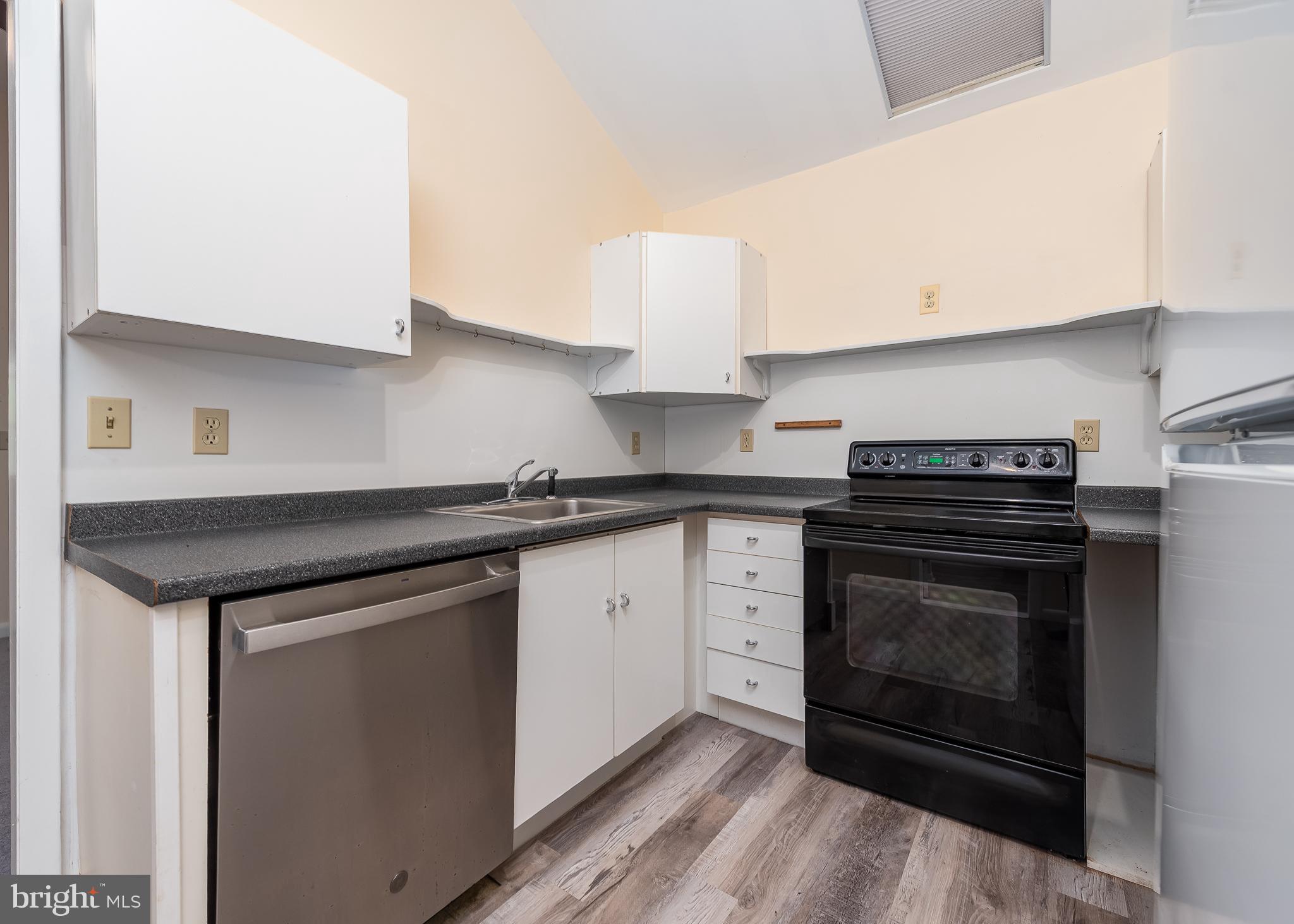 1300 Parrs Ridge Drive Spencerville, MD 20868 - Photo 45 of 73 Apartment kitchen