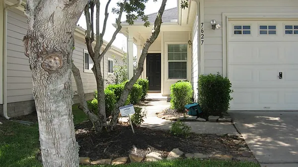 a view of a back yard of the house