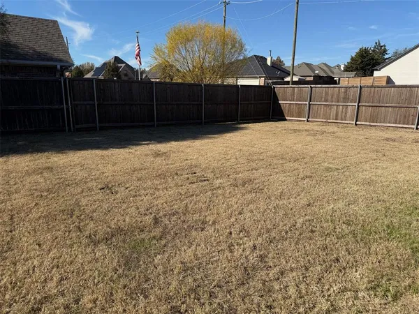 a view of a backyard