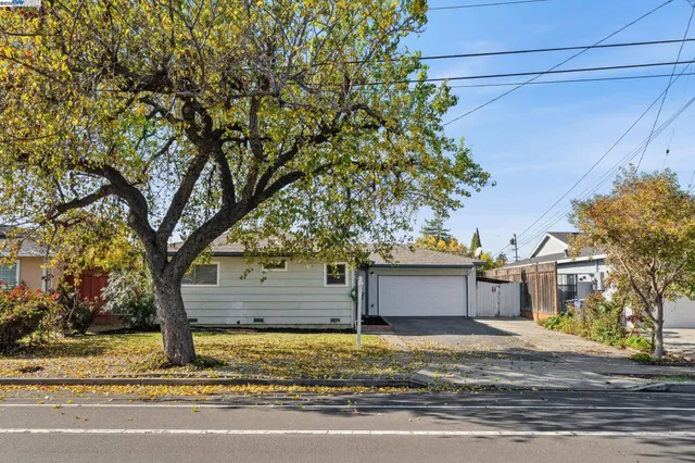 a view of a house with a yard and garage
