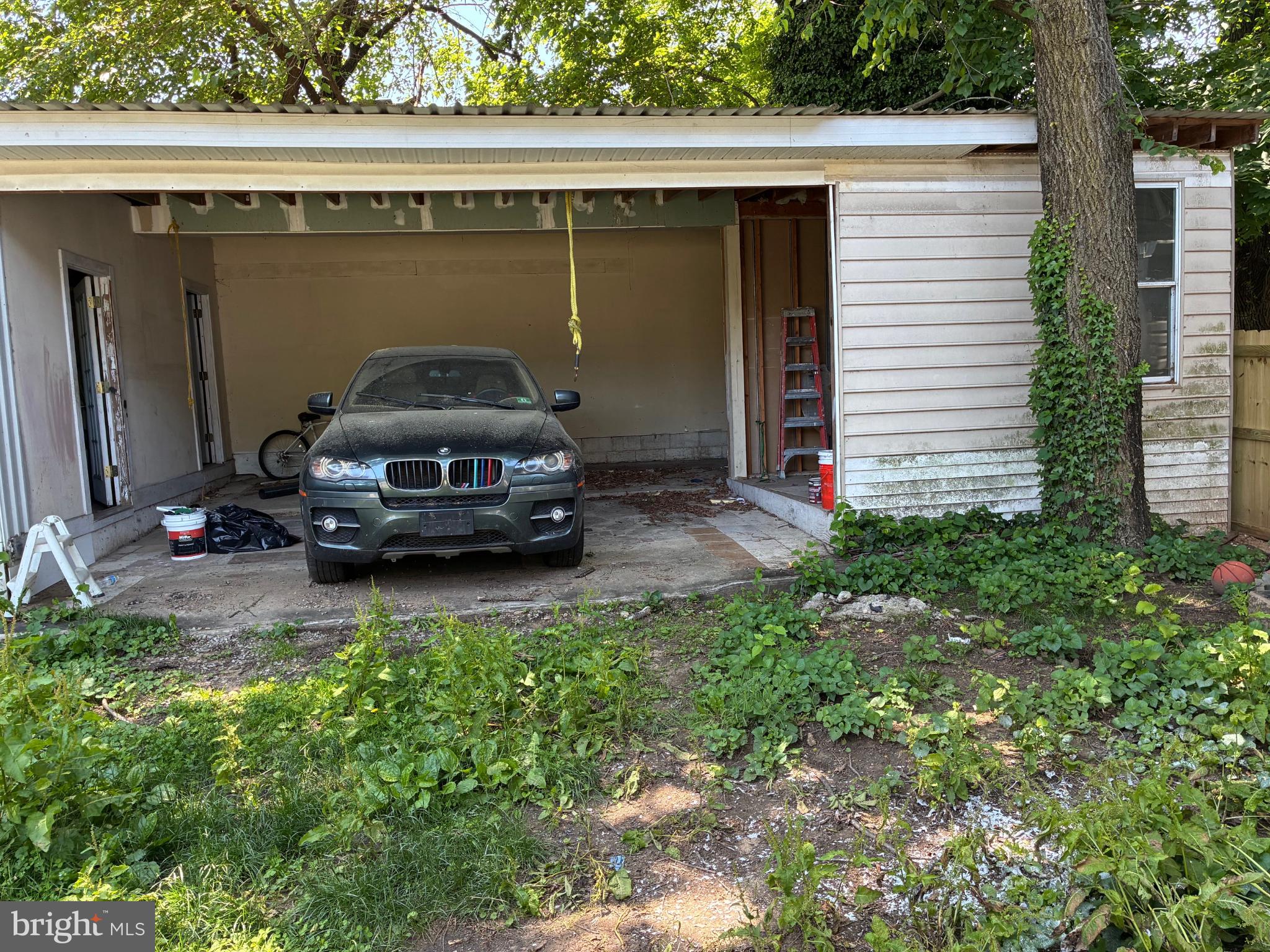 1339 U Street Southeast Washington, DC 20020 - Photo 21 of 23 a car parked in front of a white house