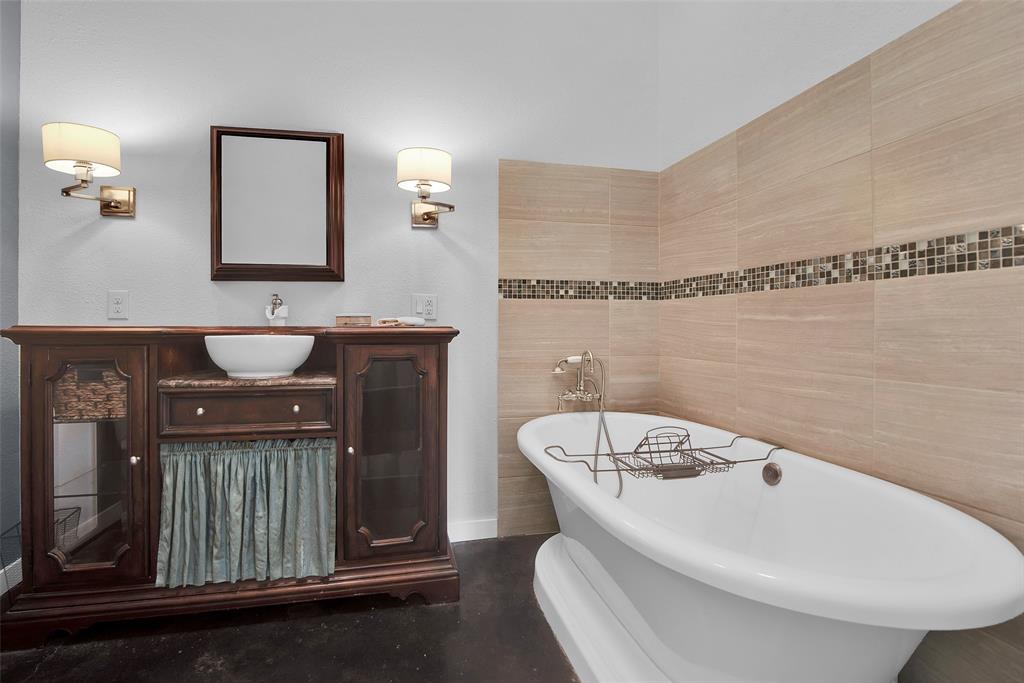 10616 Highway 78 Blue Ridge, TX 75424 - Photo 22 of 28 a bathroom with a bathtub and a sink