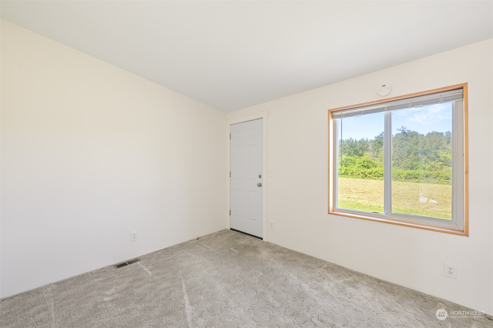 3323 East Smith Road Bellingham, WA 98226 - Photo 18 of 34 an empty room with a window