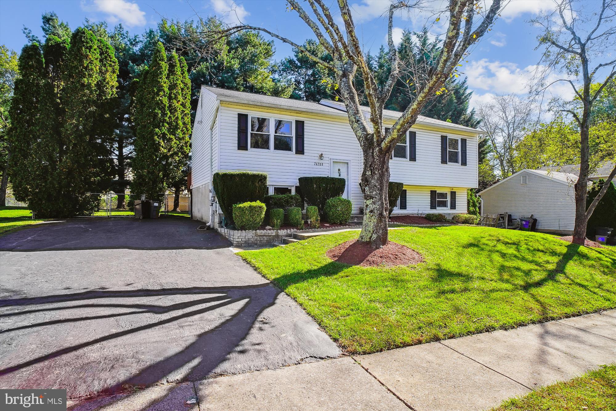 24209 Bush Hill Road Gaithersburg, MD 20882 - Photo 2 of 59