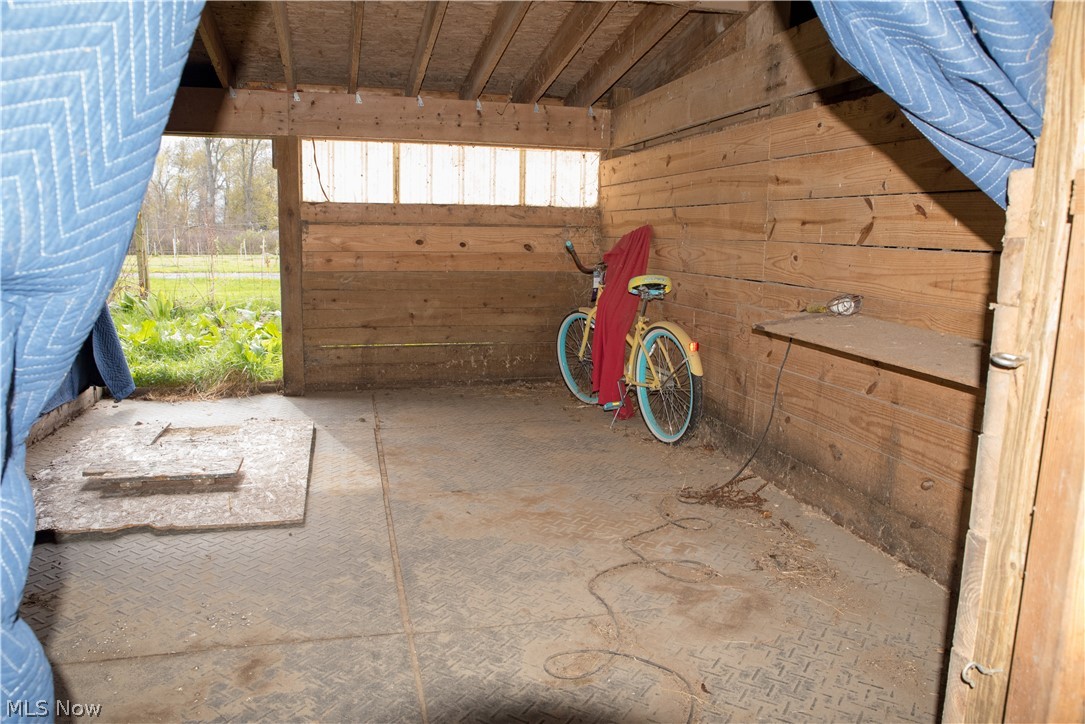 3810 Dawley Road Ravenna, OH 44266 - Photo 21 of 35 Outbuilding / Barn = Horse stall with mats & direct access to pasture