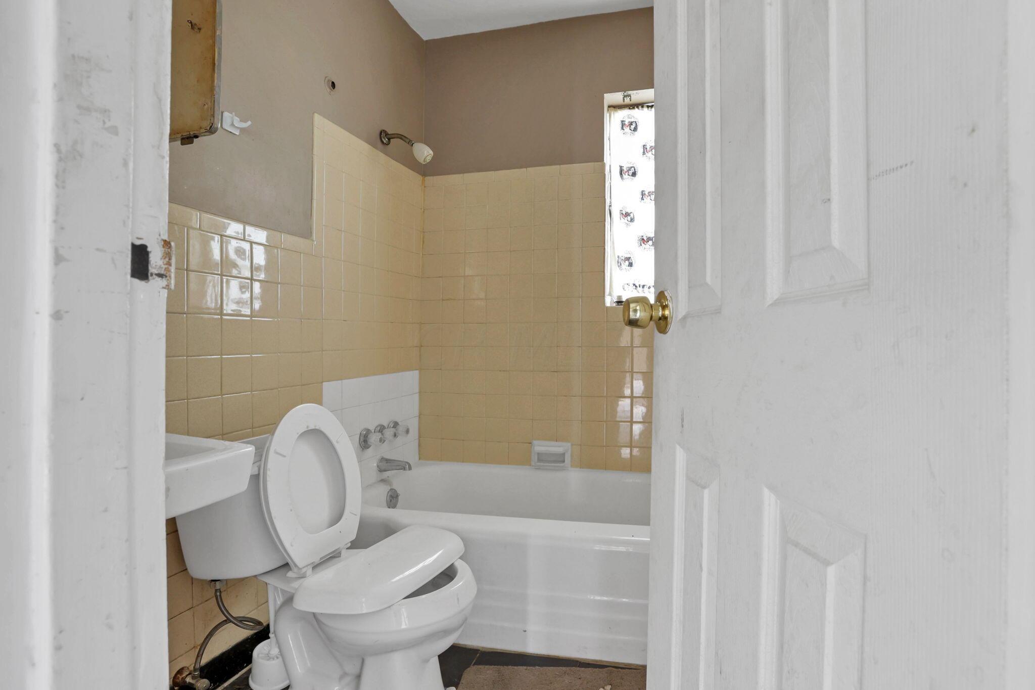 112 North Hampton Road Columbus, OH 43213 - Photo 17 of 39 44-web-or-mls-011A0888
