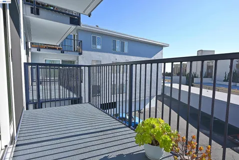 $399,000 | 960 Shorepoint Court, Unit 215, Alameda, CA 94501