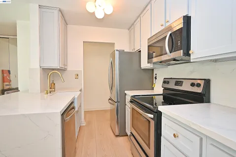 $399,000 | 960 Shorepoint Court, Unit 215, Alameda, CA 94501