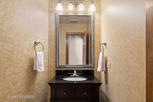 $750,000 | 108 Fallstone Drive, Lincolnshire, IL 60045