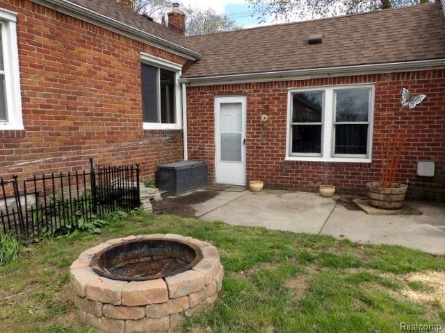 15529 Champaign Road Allen Park, MI 48101 - Photo 7 of 40 FIRE PIT!
