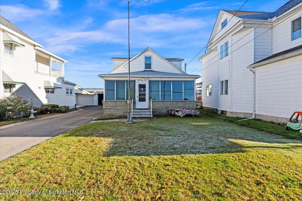a view of a house with a yard