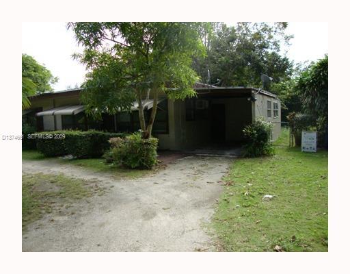 5942 Southwest 60th Street Miami, FL 33143 - Photo 11 of 14 a backyard of a house with lots of green space