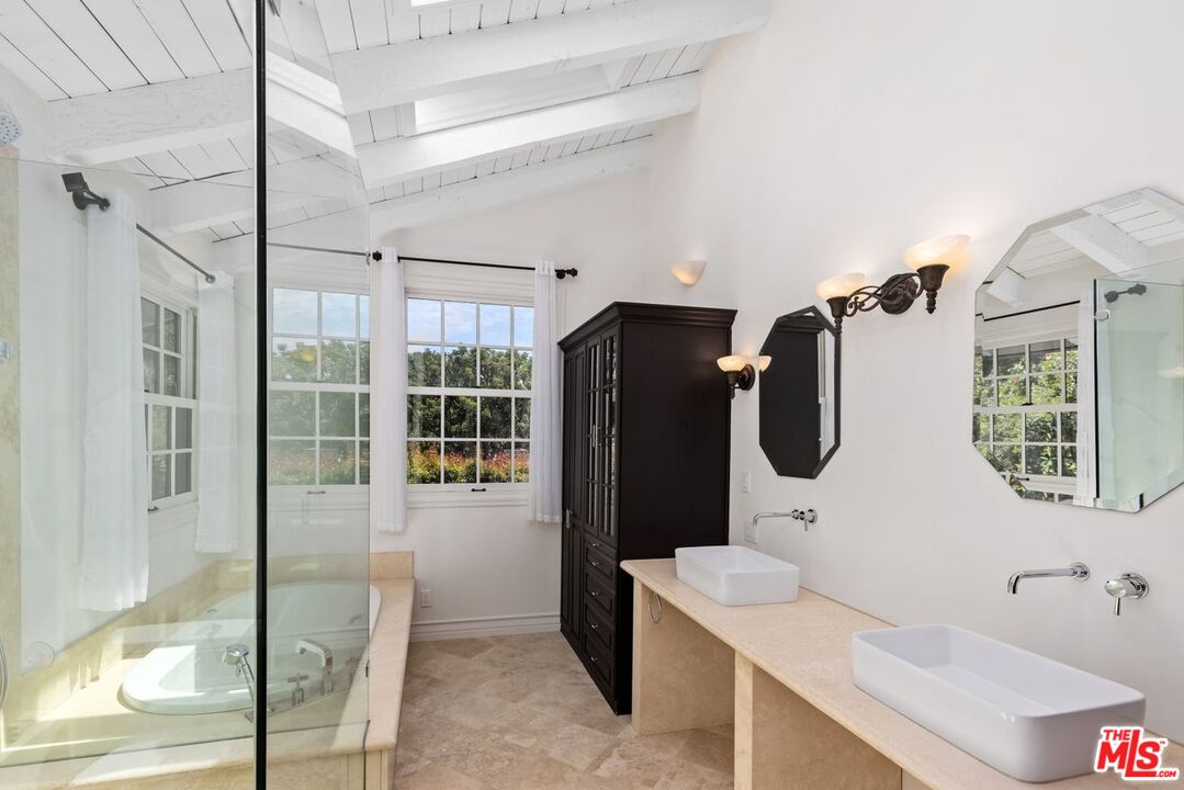 1060 Chantilly Road Los Angeles, CA 90077 - Photo 30 of 40 a bathroom with a tub sink and mirror