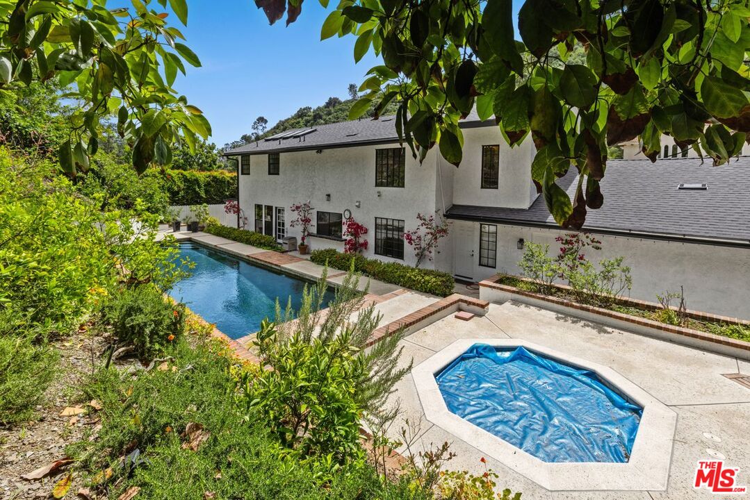 1060 Chantilly Road Los Angeles, CA 90077 - Photo 38 of 40 a swimming pool with outdoor seating and yard