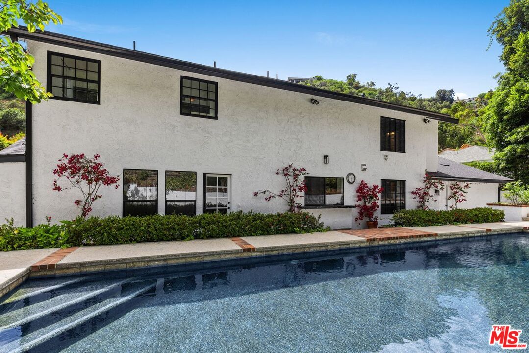 1060 Chantilly Road Los Angeles, CA 90077 - Photo 40 of 40 a front view of house with yard