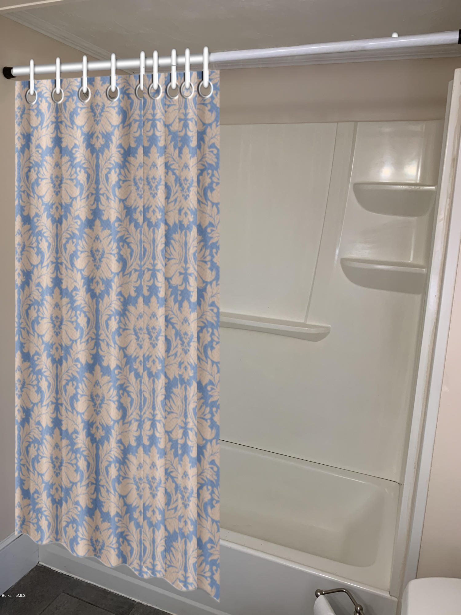 163 Cheshire Road Pittsfield, MA 01201 - Photo 35 of 45 Tub/Shower