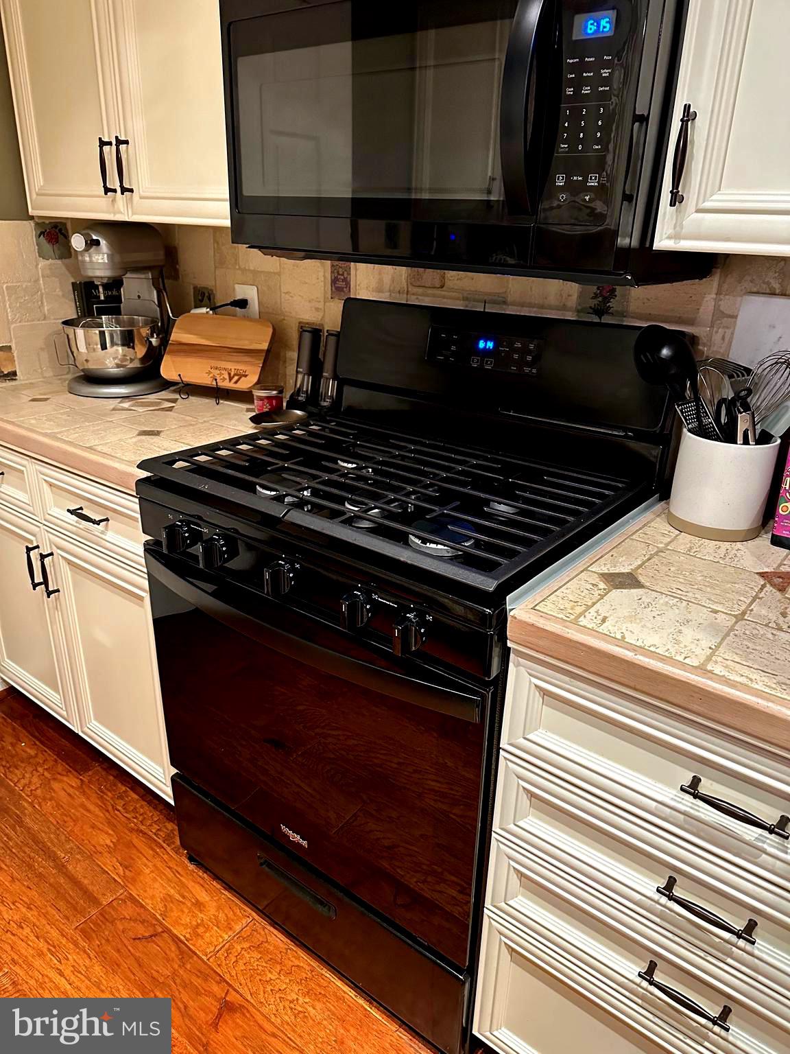 1701 Lake Shore Crest Drive, Unit 24 Reston, VA 20190 - Photo 9 of 33 a stove top oven sitting inside of a kitchen