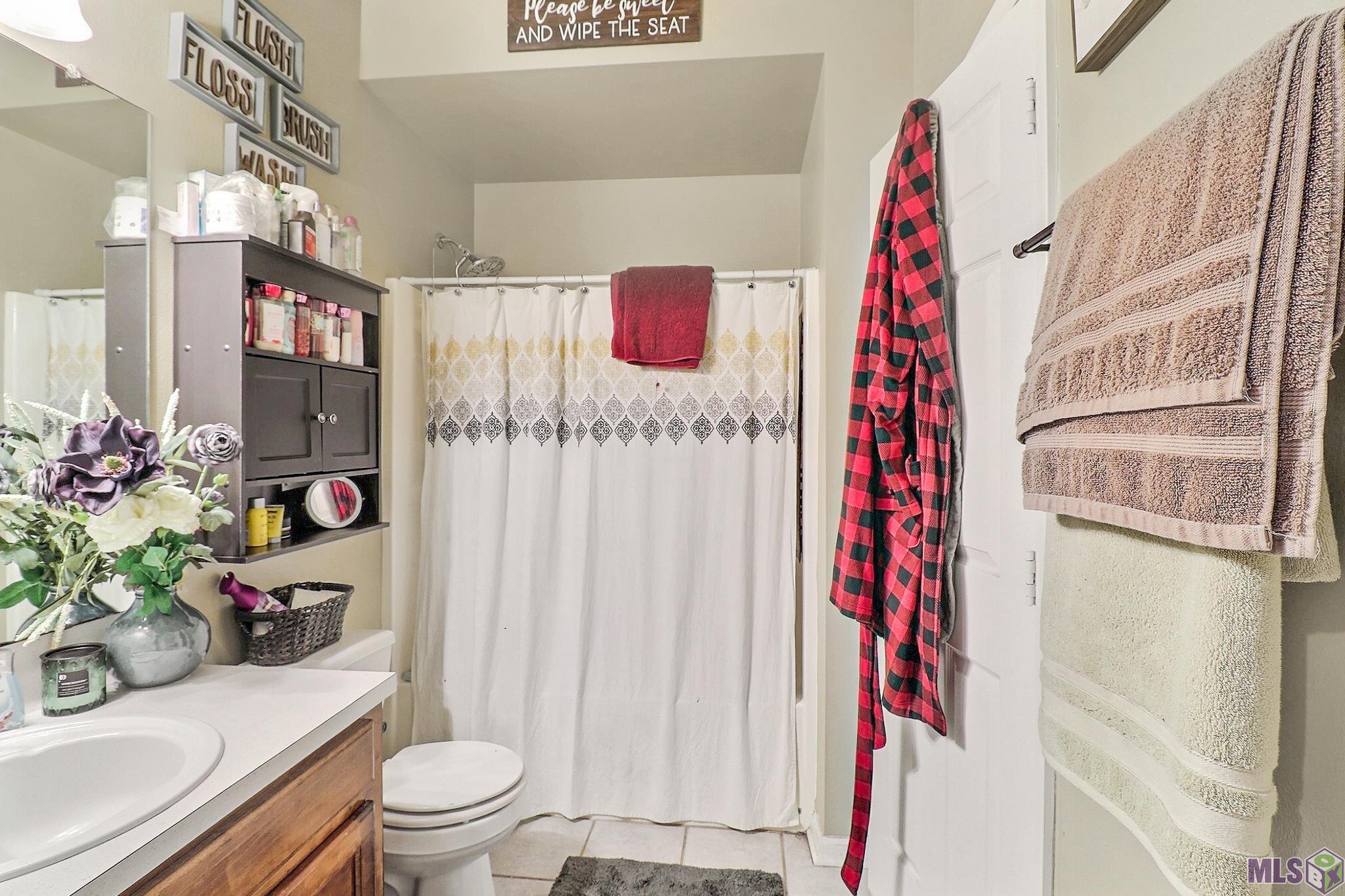 678 Gloria Drive, Unit 10 Baton Rouge, LA 70819 - Photo 16 of 28 Unit 9 hall bathroom with additional bedroom entryway