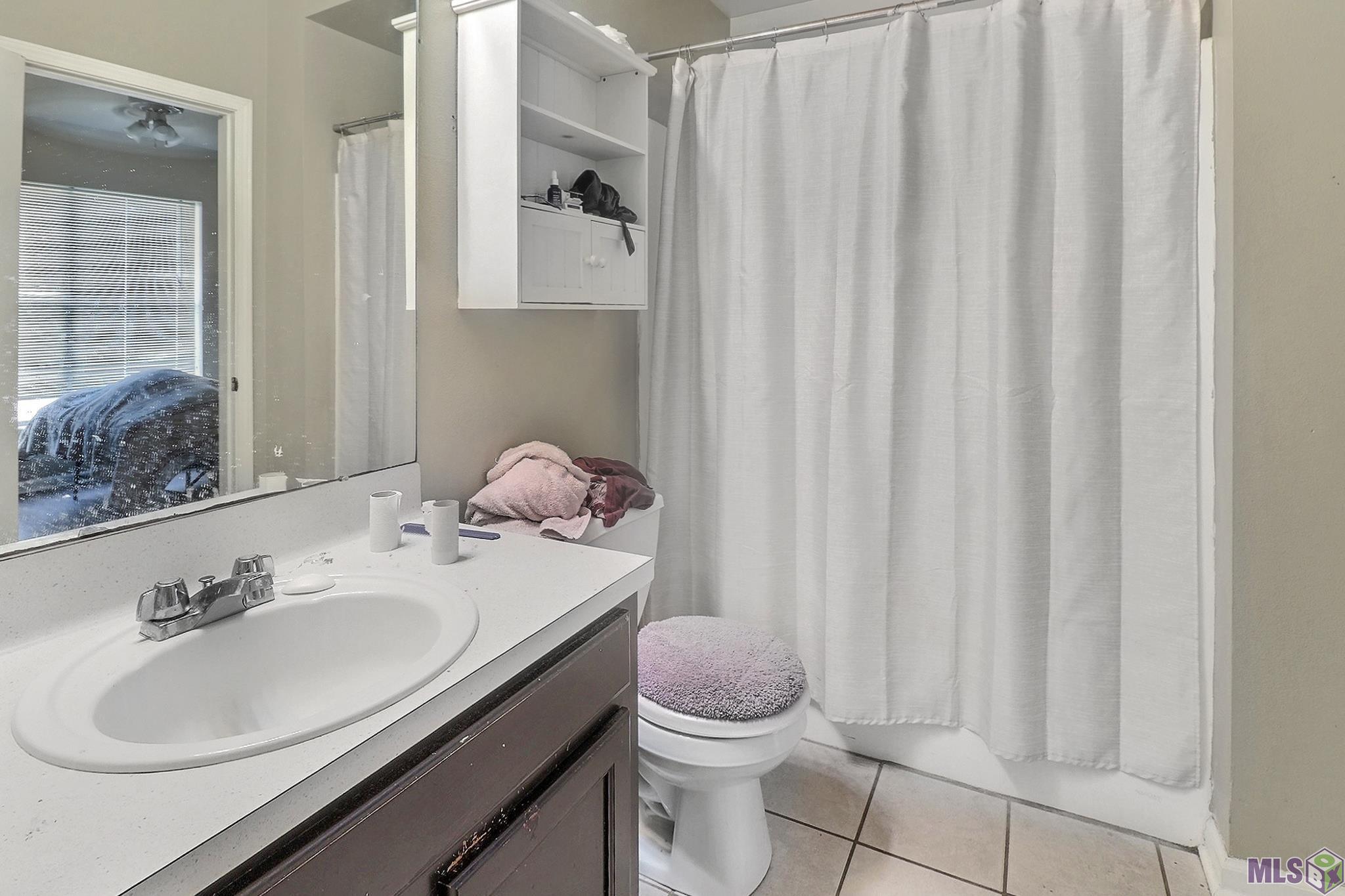 678 Gloria Drive, Unit 10 Baton Rouge, LA 70819 - Photo 24 of 28 Unit 5 hall bath with add'l bedroom access