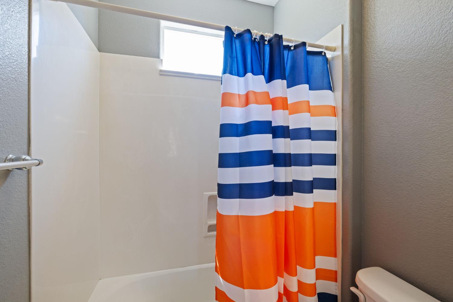 562 Ranger Street Oakdale, CA 95361 - Photo 41 of 63 Upstairs full bathroom with shower / tub combo