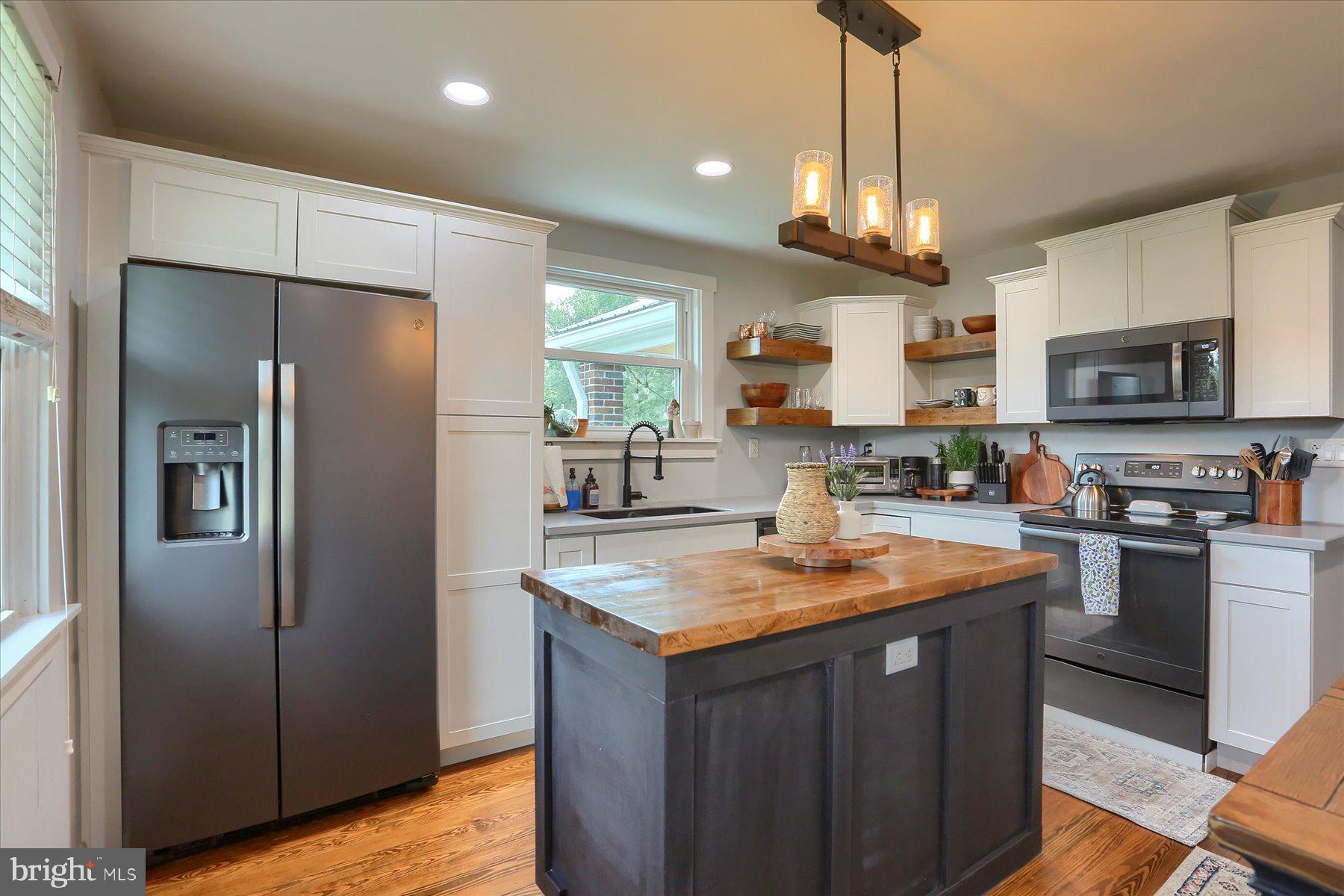 34 Salt Road Enola, PA 17025 - Photo 4 of 31 Modern updated Kitchen!