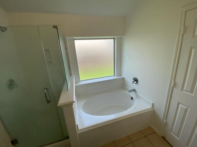 9530 Alex Springs Lane Houston, TX 77044 - Photo 5 of 8 a bathroom with a bathtub