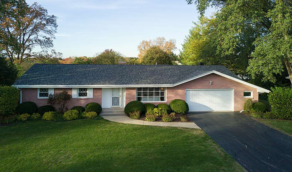 3506 North View Road Rockford, IL 61114 - Photo 1 of 25 a view of a yard in front of a house with plants and large tree