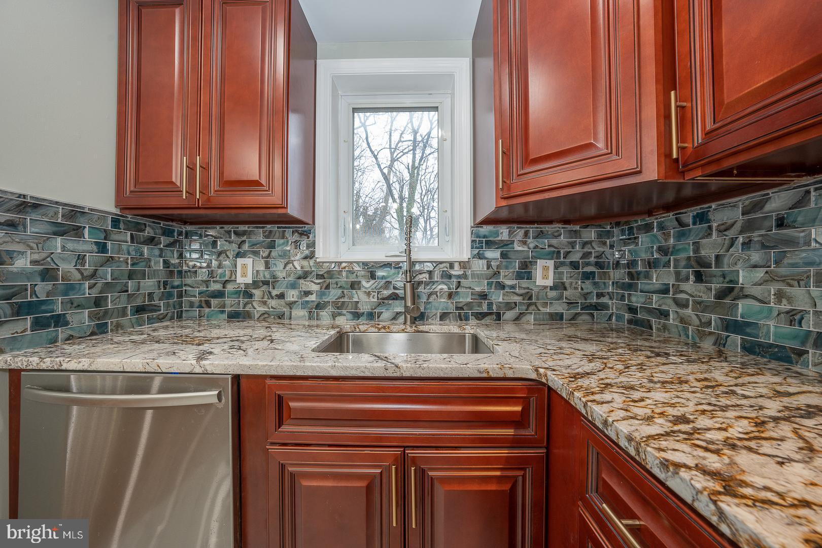121 Ashton Road Upper Darby, PA 19082 - Photo 3 of 75