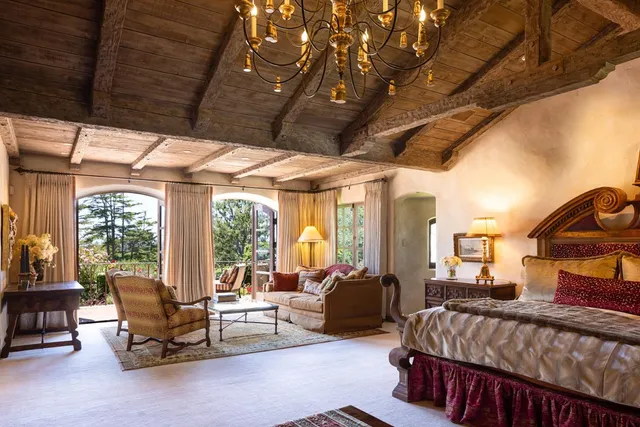 a view of a back yard of the house