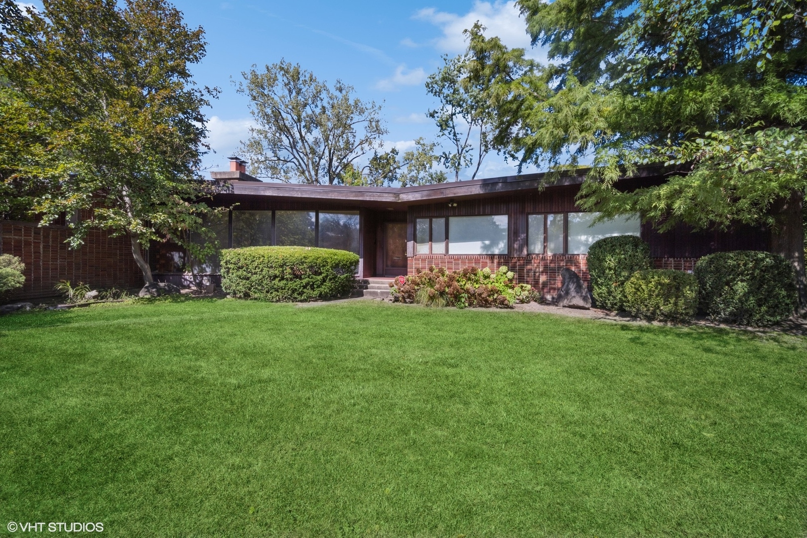 800 Edgewood Lane Glenview, IL 60025 - Photo 1 of 20 a front view of a house with garden