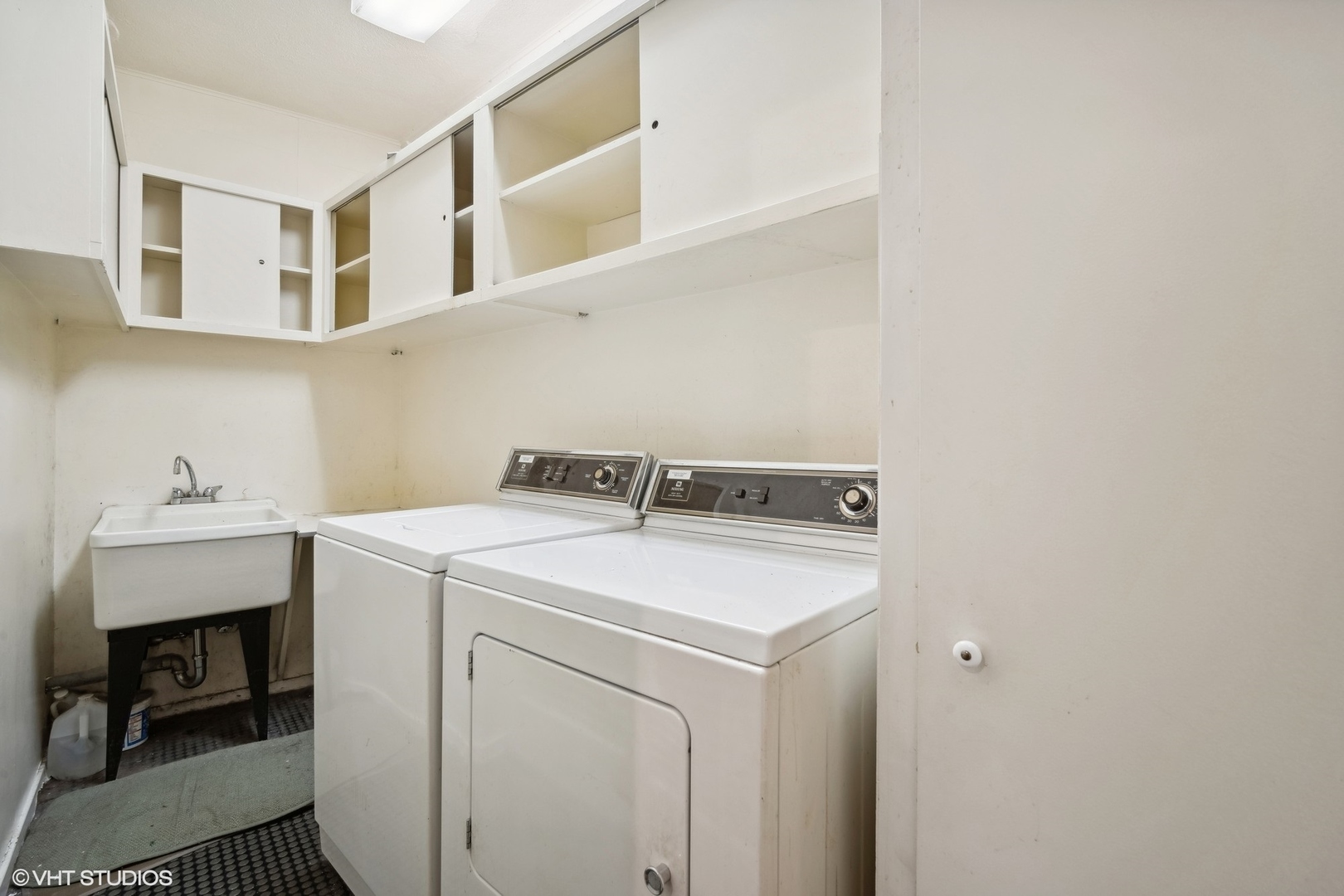 800 Edgewood Lane Glenview, IL 60025 - Photo 13 of 20 a utility room with dryer and washer
