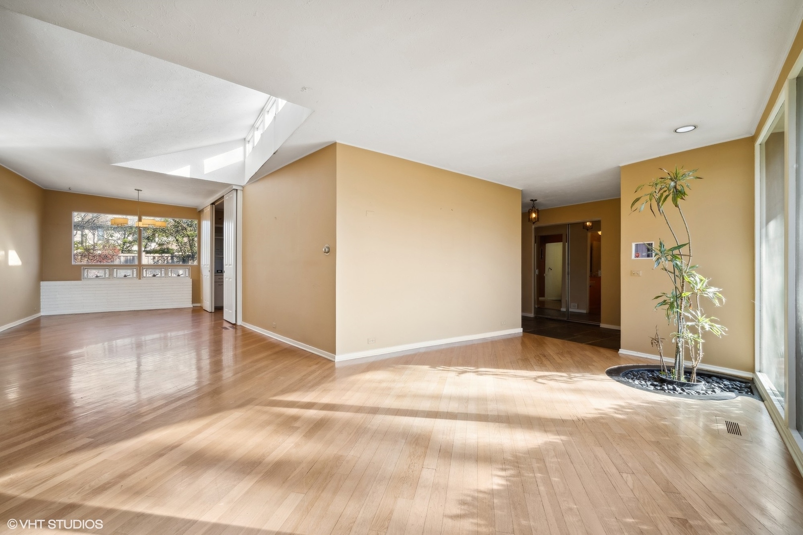 800 Edgewood Lane Glenview, IL 60025 - Photo 4 of 20 a view of a hallway with wooden floor and a living room