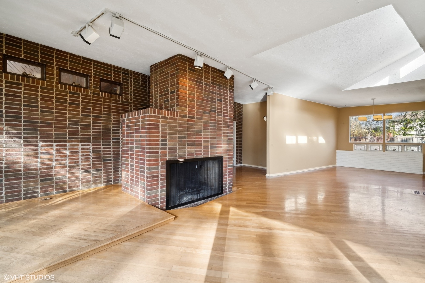 800 Edgewood Lane Glenview, IL 60025 - Photo 5 of 20 a view of empty room with kitchen and window