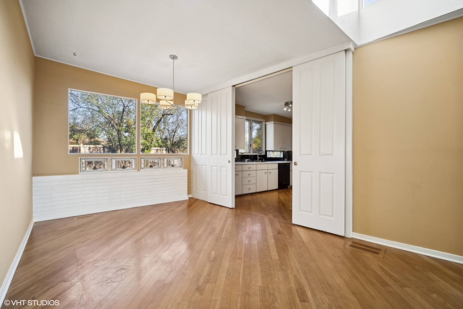 800 Edgewood Lane Glenview, IL 60025 - Photo 6 of 20 a view of an empty room with a window