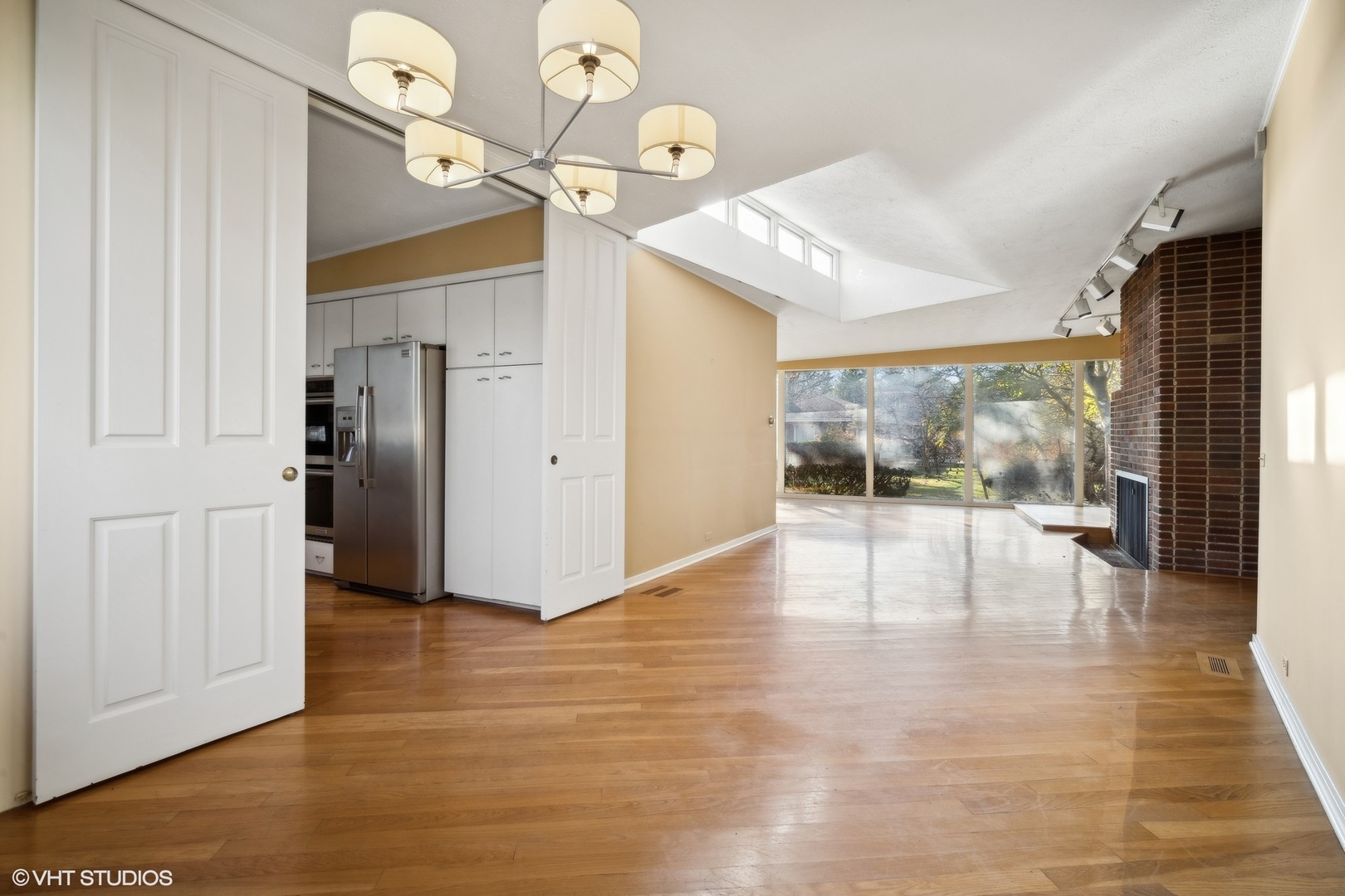 800 Edgewood Lane Glenview, IL 60025 - Photo 7 of 20 a view of an entryway with wooden floor