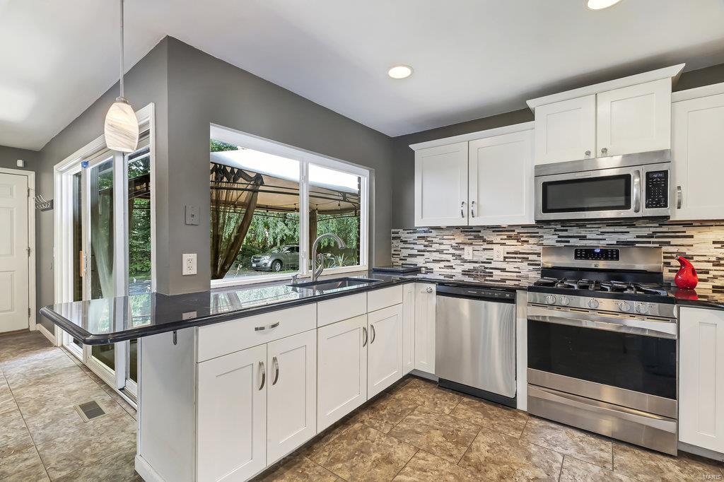 14345 Ladue Road Chesterfield, MO 63017 - Photo 6 of 42