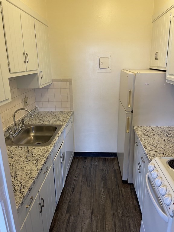 140 Chestnut Street, Unit 510 Springfield, MA 01103 - Photo 9 of 12 a kitchen with a sink stove and cabinets