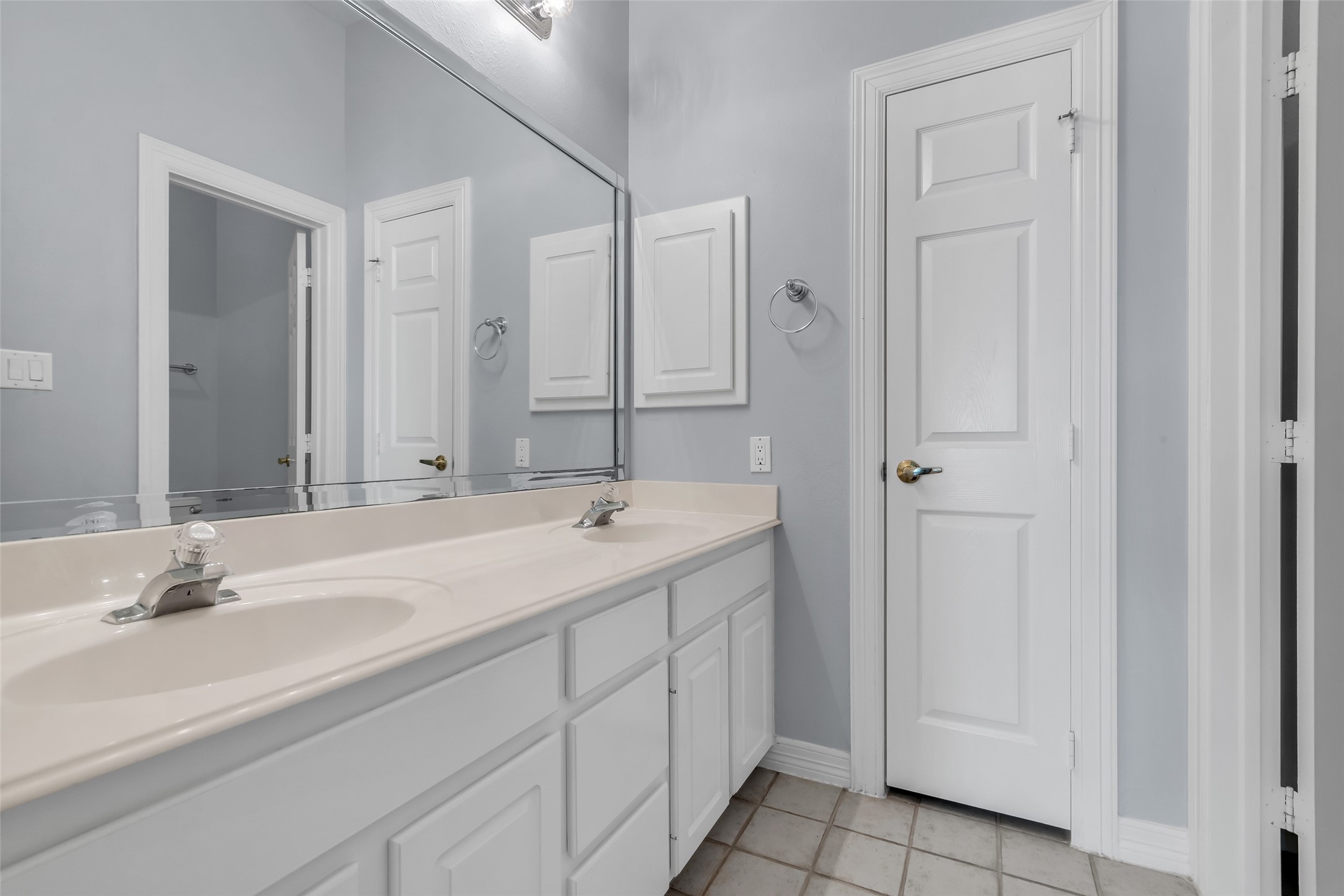 35 West Pines Drive Montgomery, TX 77356 - Photo 17 of 30 a bathroom with a sink and a mirror