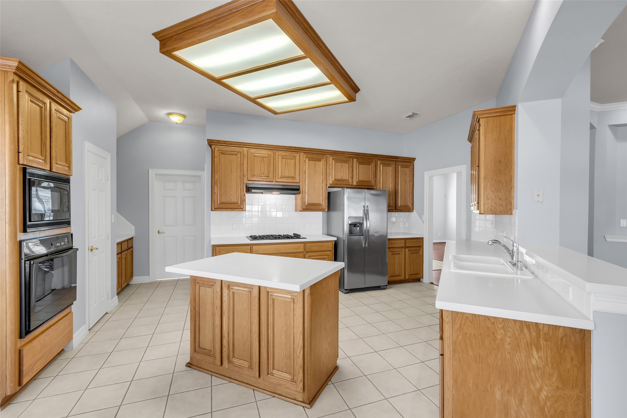 35 West Pines Drive Montgomery, TX 77356 - Photo 4 of 30 a large kitchen with stainless steel appliances a stove a refrigerator a sink dishwasher with a dining table and chairs