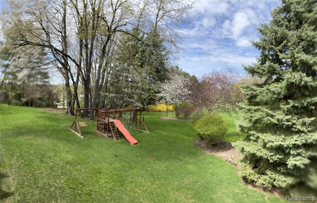 2462 Evergreen Court Rochester Hills, MI 48309 - Photo 2 of 28