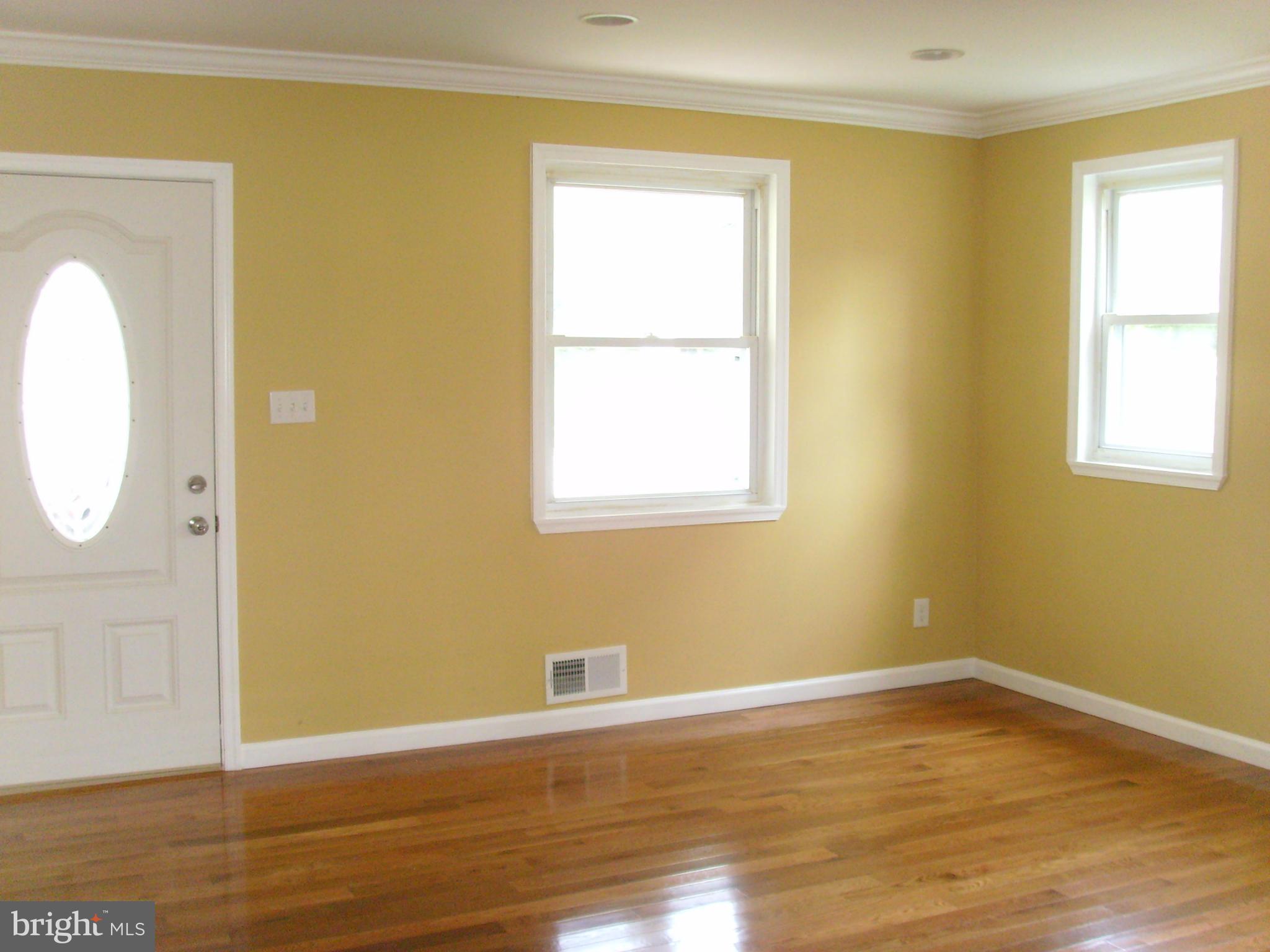 1228 Silverthorne Road Baltimore, MD 21239 - Photo 4 of 19 Living Room