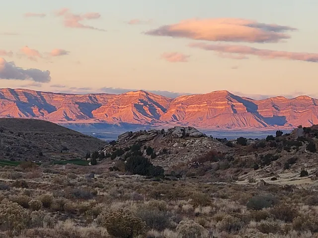 a view of a sky in the back yard