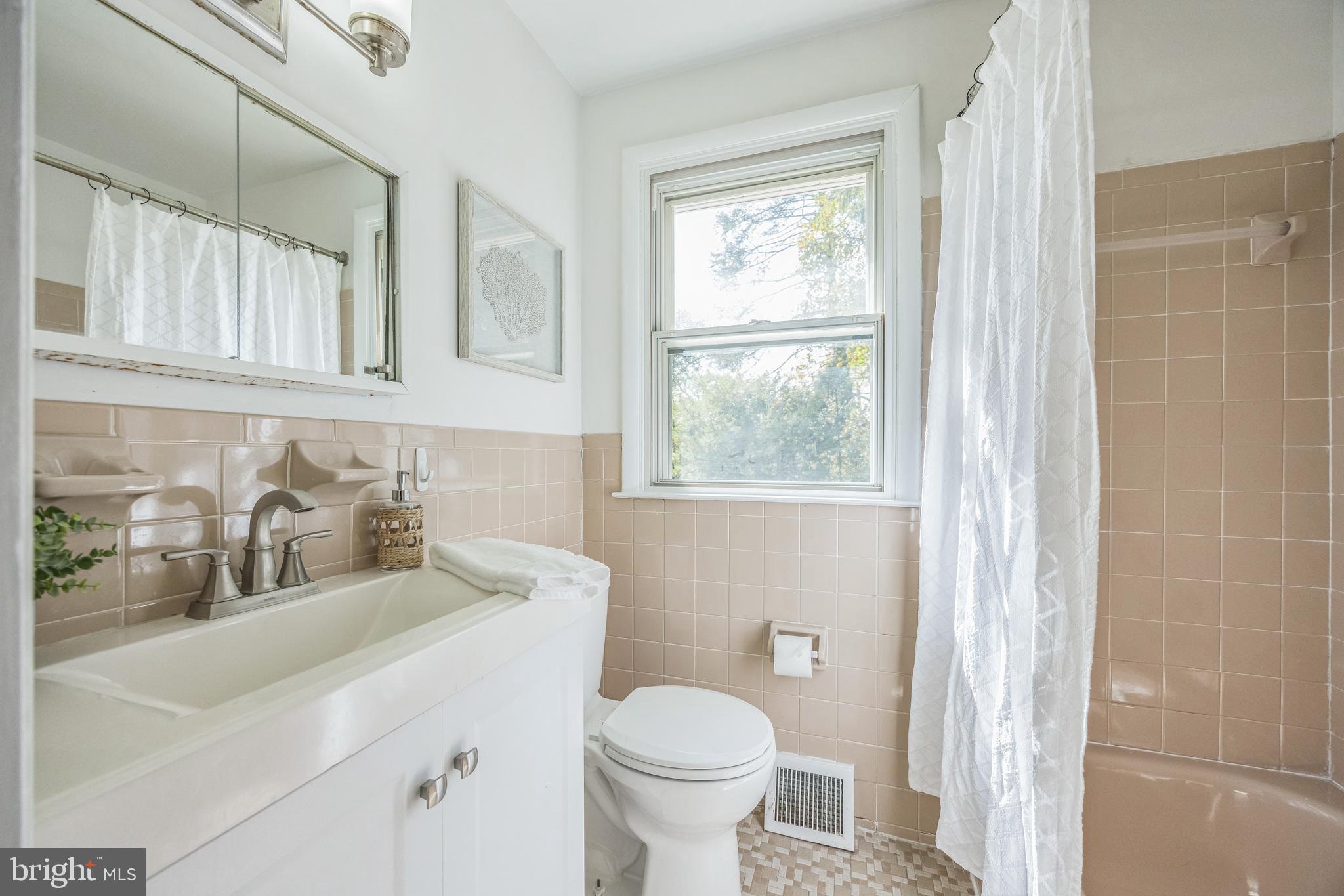 110 Lynbrooke Road Springfield, PA 19064 - Photo 26 of 39 Full Hall Bath