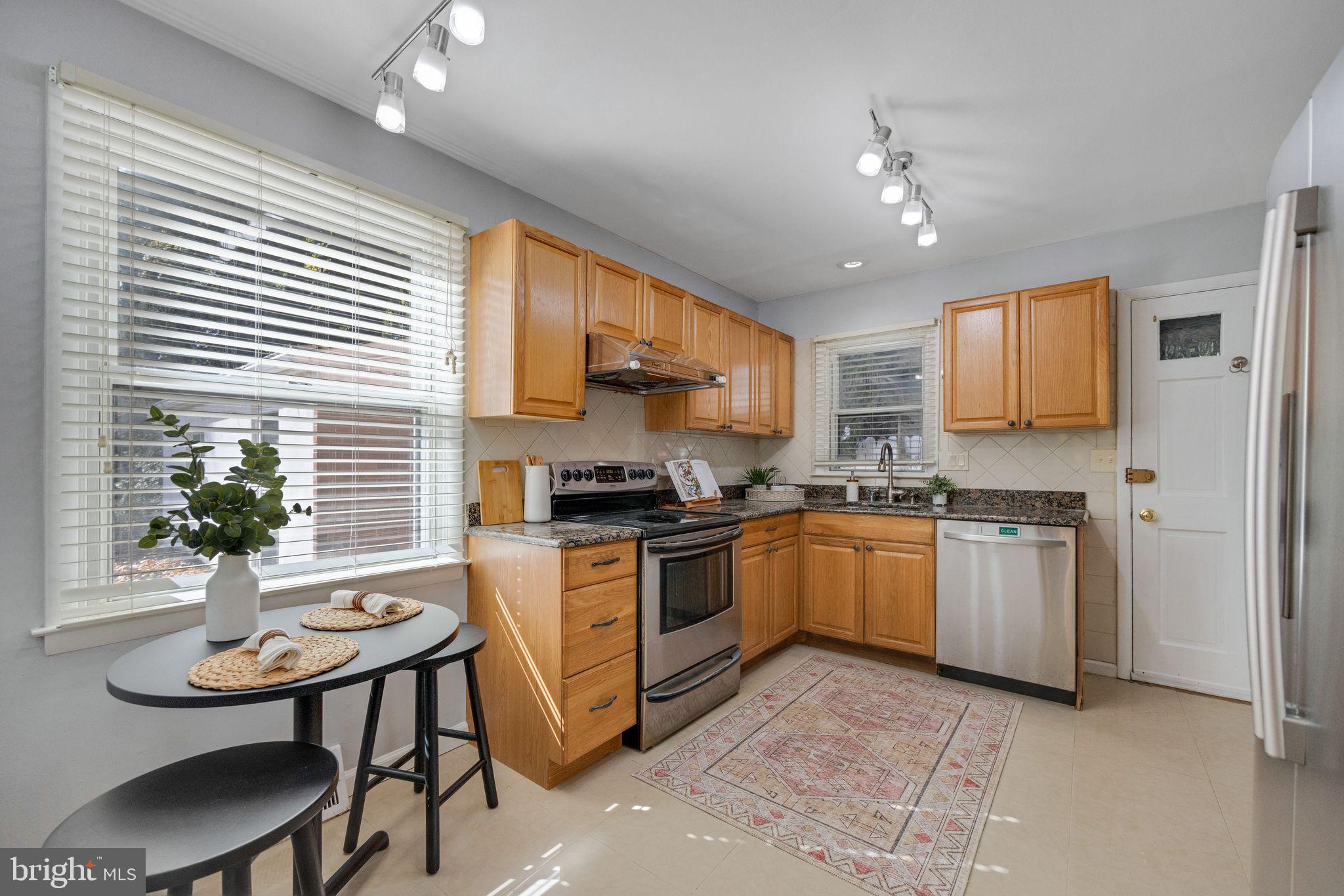 110 Lynbrooke Road Springfield, PA 19064 - Photo 10 of 39 Eat-in-Kitchen with pantry