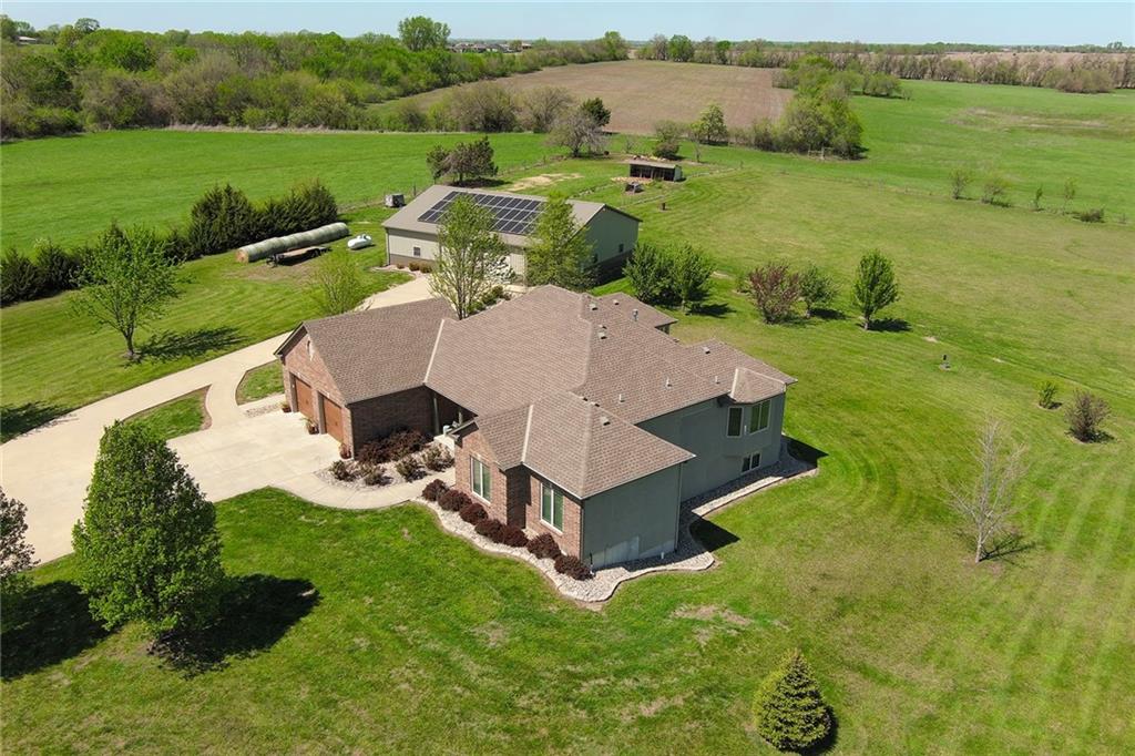 15006 Leavenworth Road Basehor, KS 66007 - Photo 4 of 63